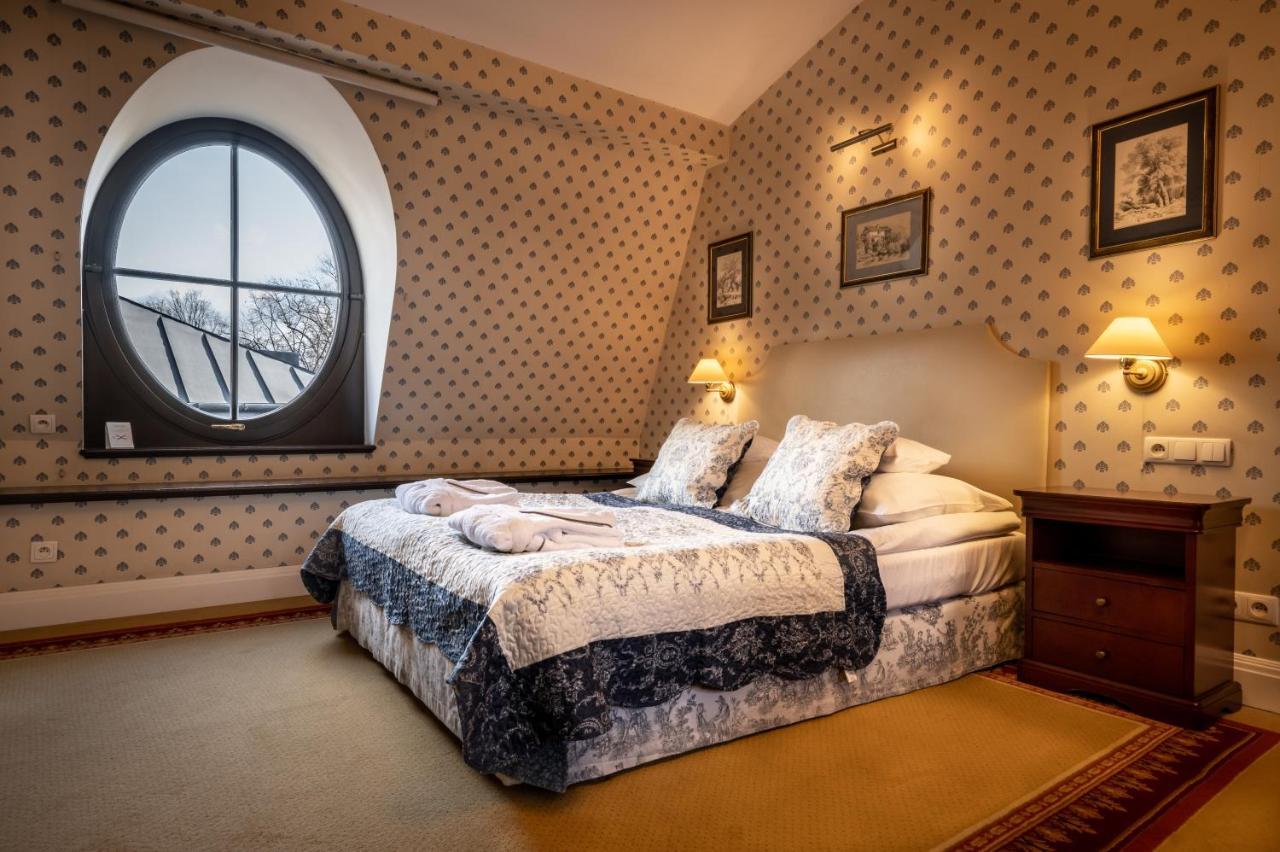 Hotel Grodek Krakow Bagian luar foto A room at the hotel