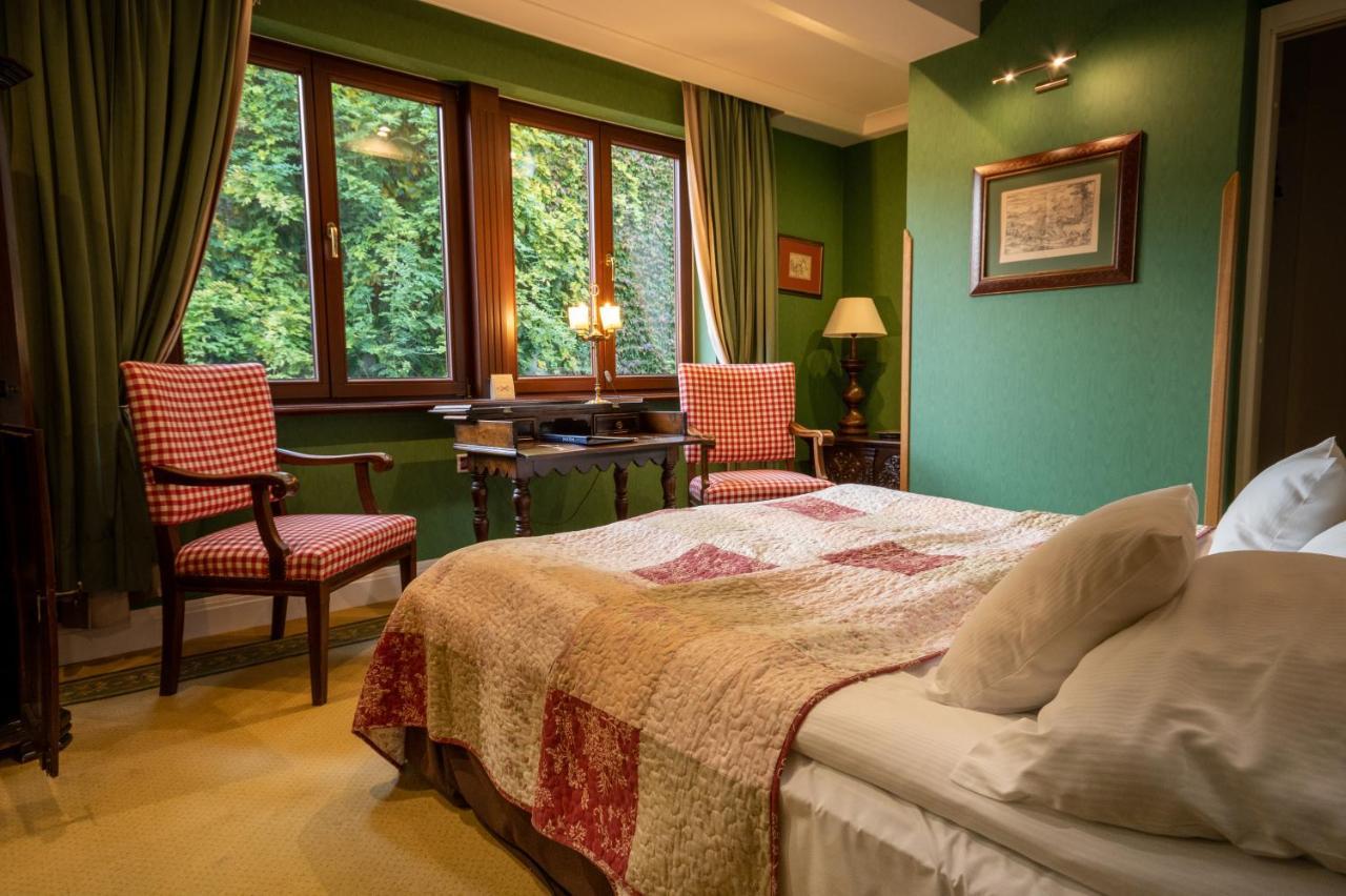 Hotel Grodek Krakow Bagian luar foto A room at the hotel