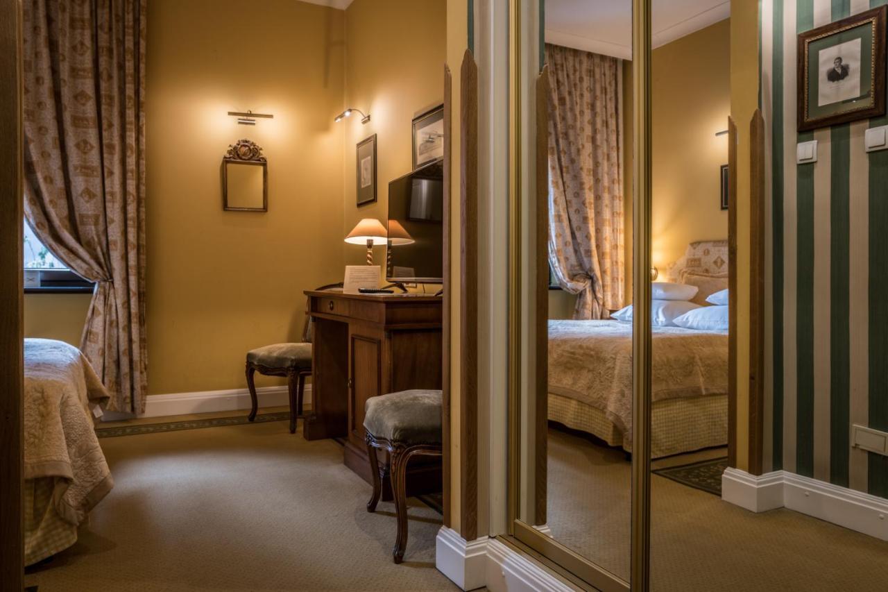 Hotel Grodek Krakow Bagian luar foto A room at the hotel