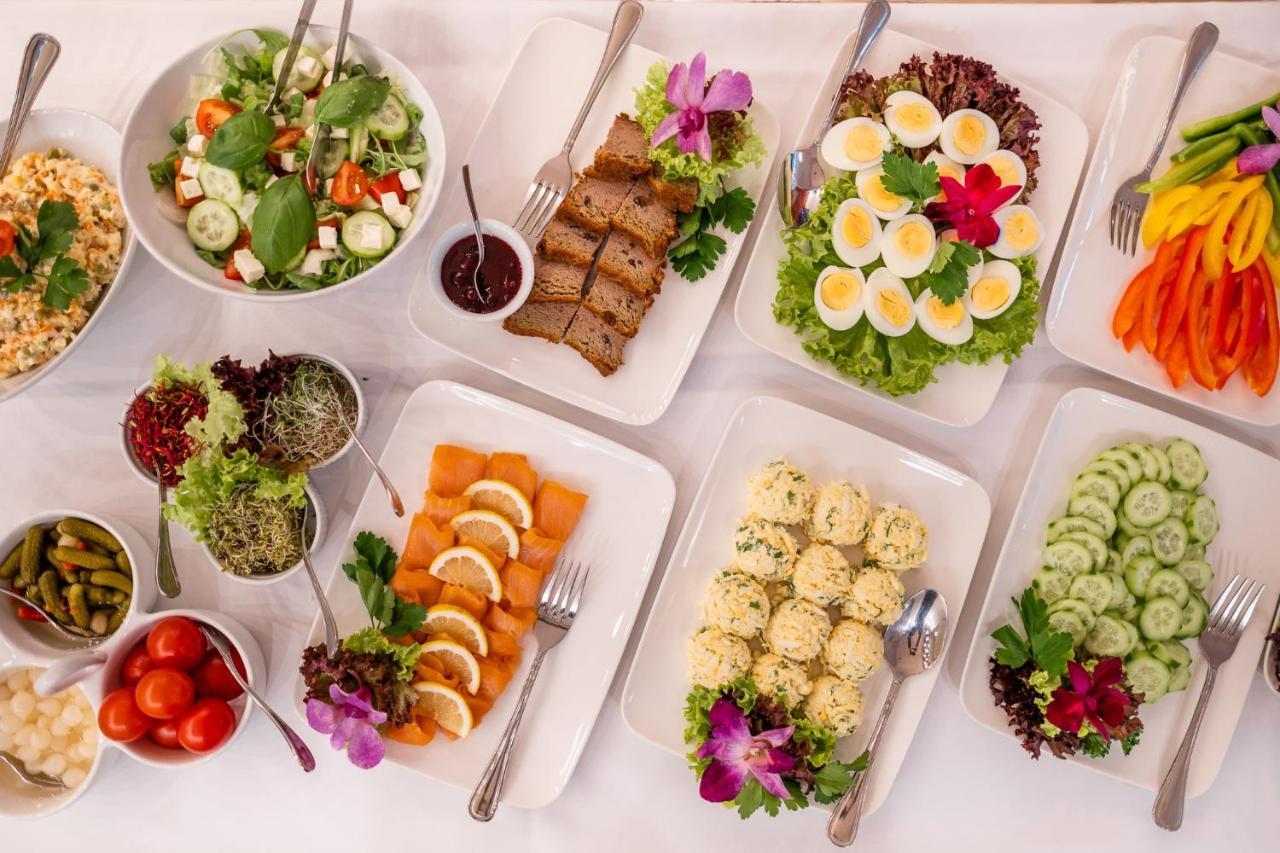 Hotel Grodek Krakow Bagian luar foto A selection of German cold dishes