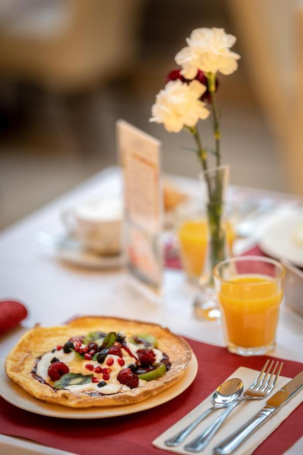 Hotel Grodek Krakow Bagian luar foto A breakfast table