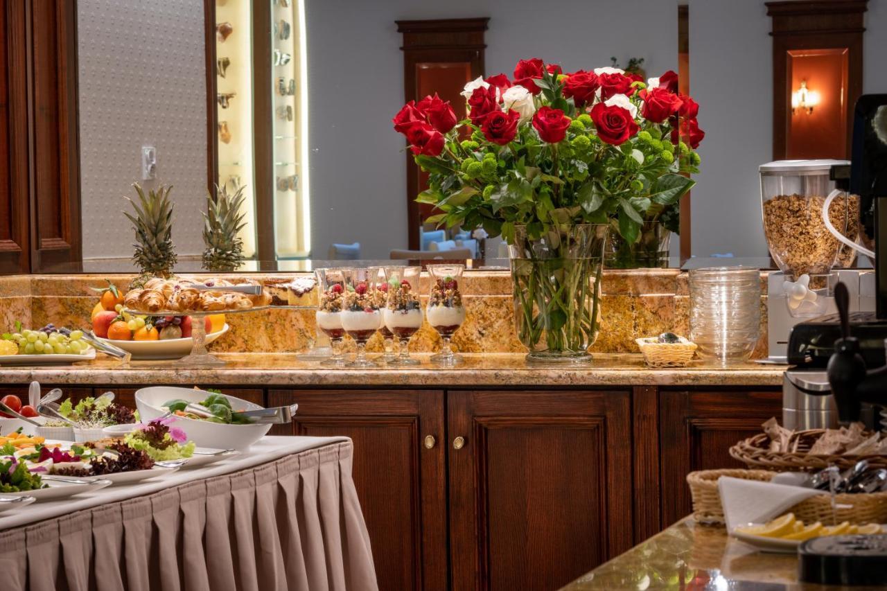 Hotel Grodek Krakow Bagian luar foto A buffet at a hotel