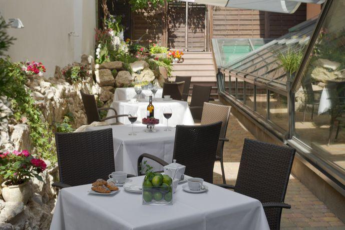 Hotel Grodek Krakow Bagian luar foto The hotel's garden