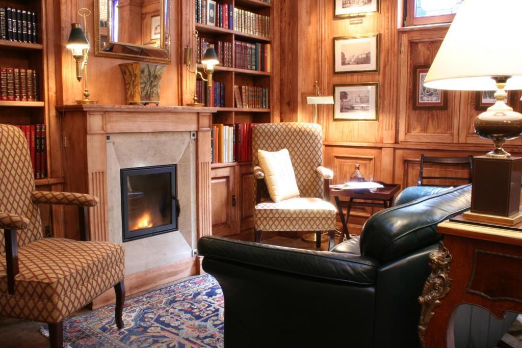 Hotel Grodek Krakow Bagian luar foto Library at the Hotel de Charance
