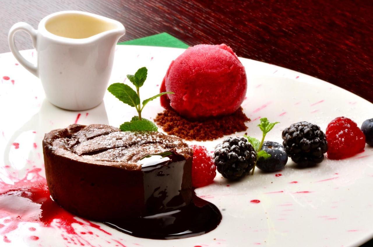 Hotel Grodek Krakow Bagian luar foto A chocolate dessert