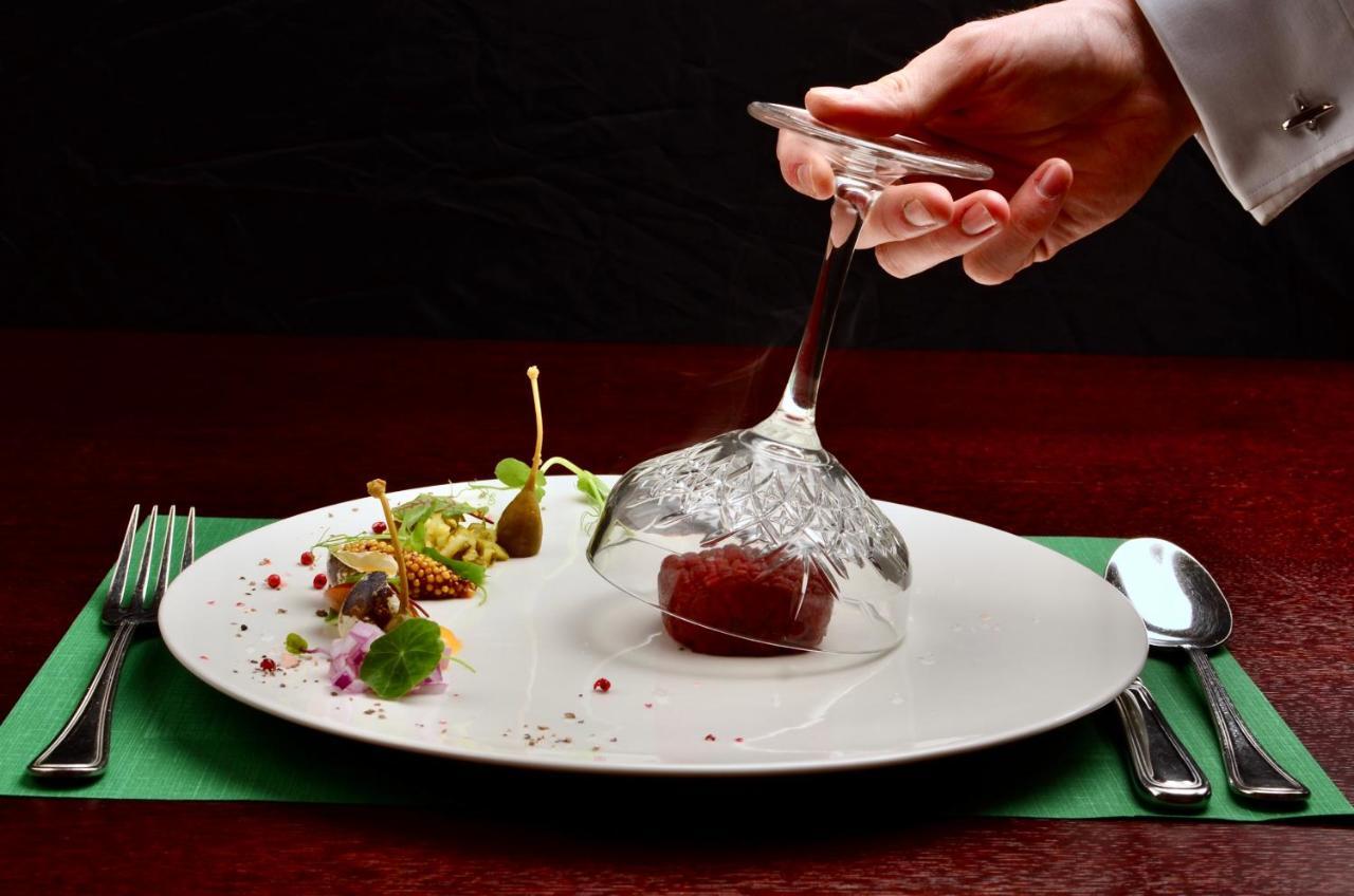 Hotel Grodek Krakow Bagian luar foto A waiter serving a dish